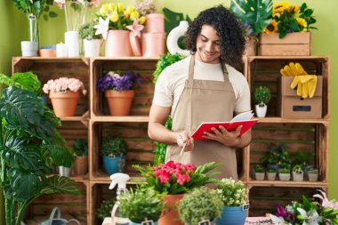 Çiçekçide kendine güvenen genç latin çiçekçi.