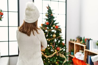 Kafkasyalı orta yaşlı bir kadın eve dönüp Noel ağacı arıyor.