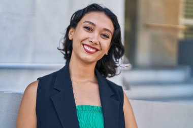 Sokakta kendine güvenen güzel İspanyol bir kadın.