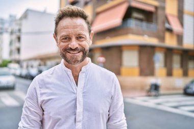 Şehre gülen orta yaşlı bir adam.