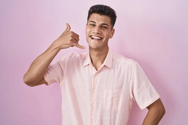 Homem Hispânico Jovem Sobre Fundo Rosa Sorrindo Fazendo Gesto Telefone — Fotografia de Stock