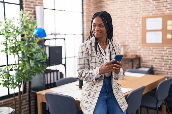 Afričanky Americká Žena Obchodní Pracovník Pomocí Smartphone Kanceláři — Stock fotografie