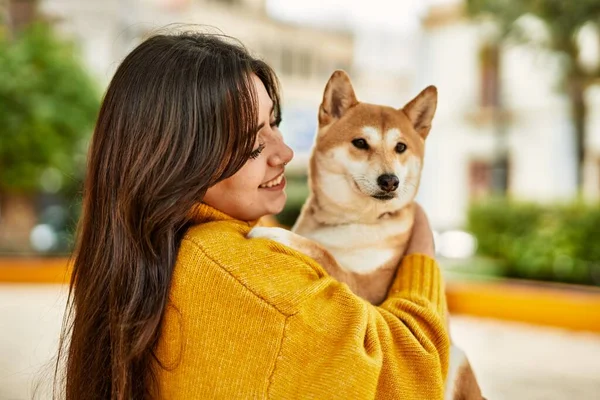 公園で幸せな柴犬を抱きしめる美しい若い女性 — ストック写真