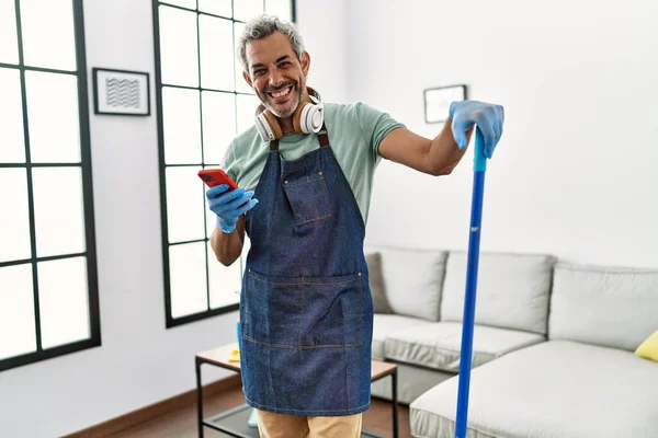Homem Cabelos Grisalhos Meia Idade Usando Limpeza Smartphones Casa — Fotografia de Stock