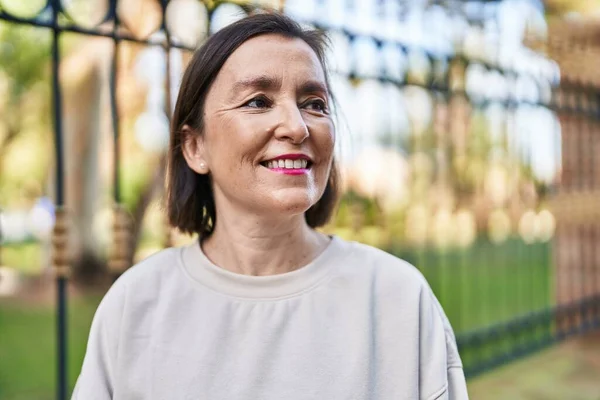 Frau Mittleren Alters Lächelt Selbstbewusst Park — Stockfoto