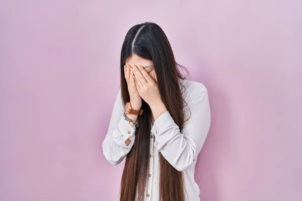 Çinli Genç Bir Kadın Pembe Arka Planda Duruyor Ağlarken Suratını — Stok fotoğraf