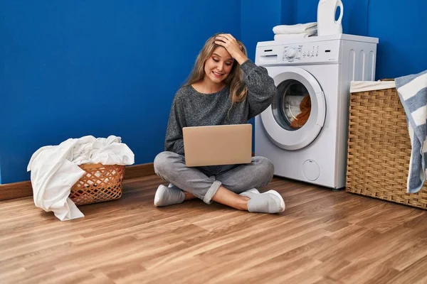 Ung Kvinna Väntar Tvätt Med Bärbar Dator Stressad Och Frustrerad — Stockfoto