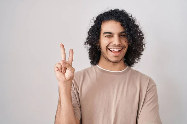 Ισπανόφωνος Άνθρωπος Σγουρά Μαλλιά Στέκεται Πάνω Από Λευκό Φόντο Χαμογελώντας — Φωτογραφία Αρχείου