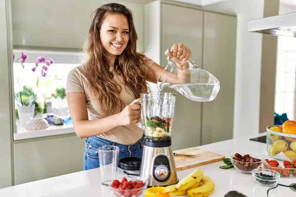 Genç Güzel Spanyol Kadın Mutfaktaki Blendere Döken Sebze Suyu Hazırlıyor — Stok fotoğraf