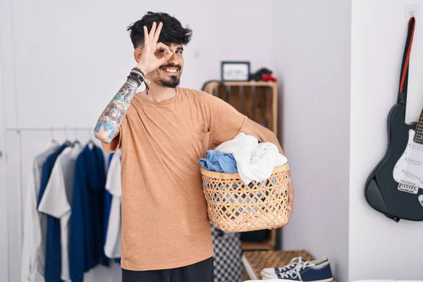 Ung Latinamerikansk Man Med Skägg Håller Tvättkorg Sovrummet Ler Glad — Stockfoto