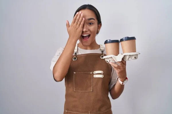 Mujer Hispana Joven Usando Delantal Camarera Profesional Sosteniendo Café Cubriendo —  Fotos de Stock