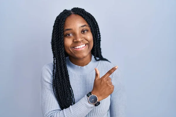 Африканская Американка Стоящая Синем Фоне Веселая Улыбкой Лице Указывающей Рукой — стоковое фото