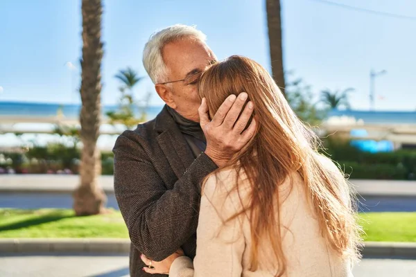 Μεσήλικας Άντρας Και Γυναίκα Αγκαλιάζονται Όρθιοι Στο Πάρκο — Φωτογραφία Αρχείου