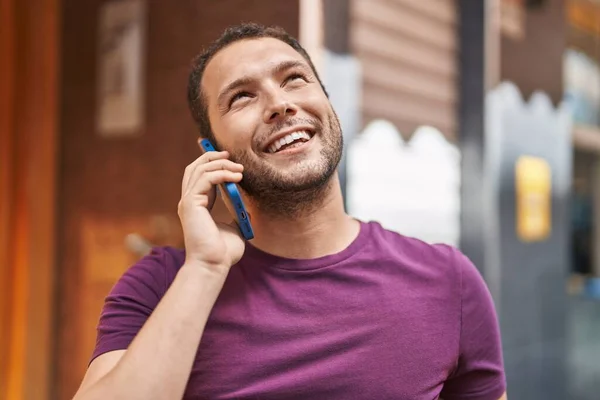 Genç Adam Gülümsüyor Kendine Güveniyor Sokakta Akıllı Telefondan Konuşuyor — Stok fotoğraf