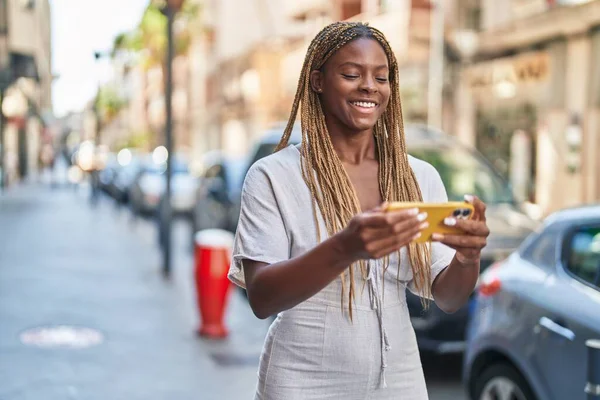 Αφροαμερικανή Γυναίκα Χαμογελά Αυτοπεποίθηση Βλέποντας Βίντεο Στο Smartphone Στο Δρόμο — Φωτογραφία Αρχείου