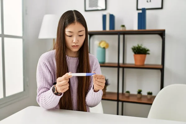 Junge Chinesin Mit Schwangerschaftstest Sitzt Hause Auf Dem Tisch — Stockfoto