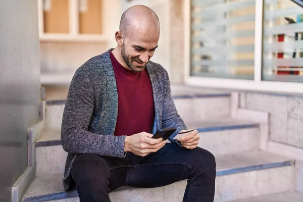 Genç Adam Caddede Akıllı Telefon Kredi Kartı Kullanıyor — Stok fotoğraf
