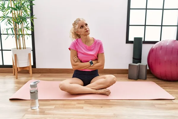 Middle Age Blonde Woman Sitting Yoga Mat Looking Side Arms — Stock Photo, Image