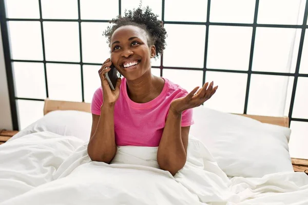 Африканская Американка Разговаривает Смартфону Сидя Кровати Спальне — стоковое фото