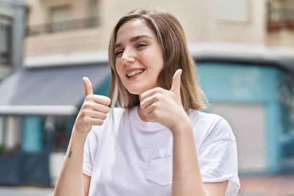 Young Woman Smiling Confident Doing Sign Thumbs Street — ストック写真