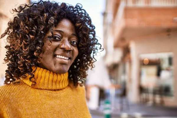 Afrikansk Amerikansk Kvinna Ler Säker Gatan — Stockfoto