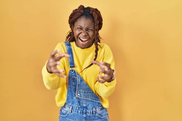 Afrikaanse Vrouw Staande Gele Achtergrond Schreeuwen Gefrustreerd Met Woede Handen — Stockfoto