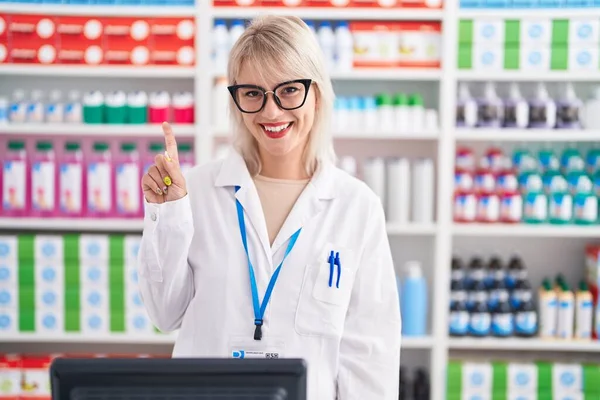 Mulher Caucasiana Jovem Que Trabalha Farmácia Farmácia Drogaria Mostrando Apontando — Fotografia de Stock
