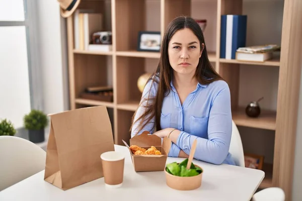 Jovem Morena Comendo Tirar Comida Casa Pensando Atitude Expressão Sóbria — Fotografia de Stock
