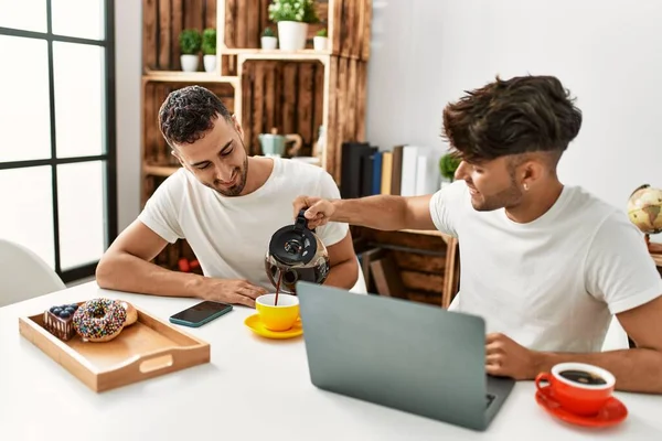 Due Uomini Ispanici Coppia Versando Caffè Facendo Colazione Casa — Foto Stock