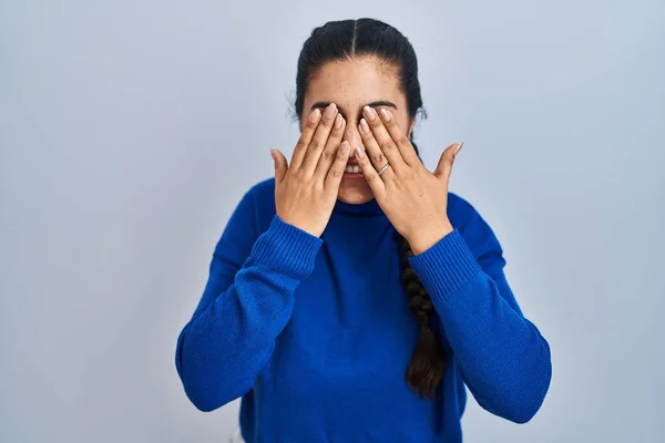 Young Hispanic Woman Standing Isolated Background Rubbing Eyes Fatigue Headache — Stockfoto