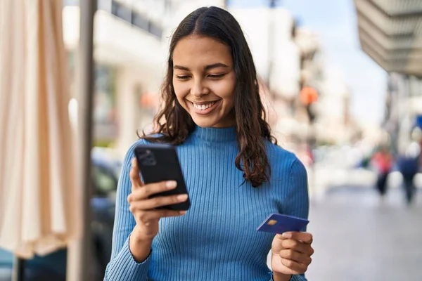 Young African American Woman Using Smartphone Credit Card Street — Stockfoto