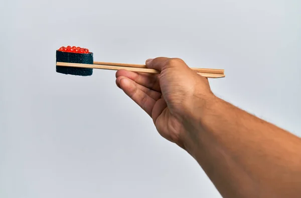 用筷子在孤立的白色背景上端着鲑鱼寿司的人的手 — 图库照片