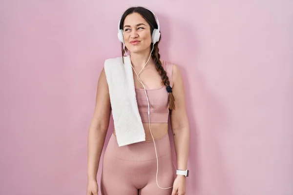 Mujer Morena Joven Con Ropa Deportiva Auriculares Sonriendo Mirando Lado — Foto de Stock