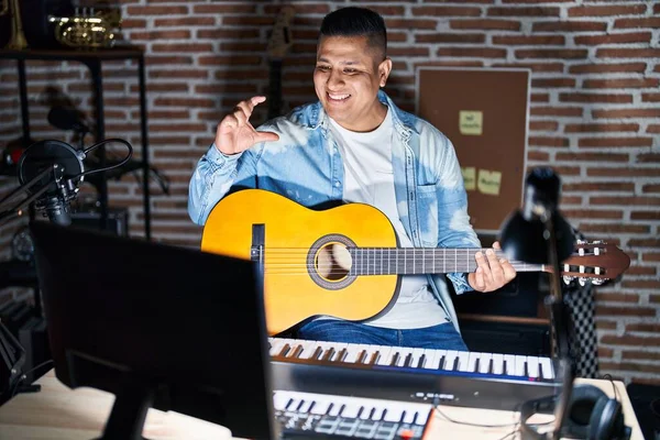 Joven Hispano Tocando Guitarra Clásica Estudio Música Sonriendo Confiado Gesto —  Fotos de Stock