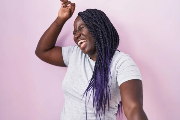 Mujer Africana Joven Pie Sobre Fondo Rosa Bailando Feliz Alegre — Foto de Stock