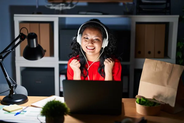 Young Asian Woman Working Office Laptop Night Celebrating Surprised Amazed — Foto Stock