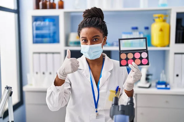 年轻的非洲裔美国人 头戴辫子 在科学家实验室工作 面带微笑 面带微笑 面带微笑 手握大拇指 做得很出色 签了字 — 图库照片