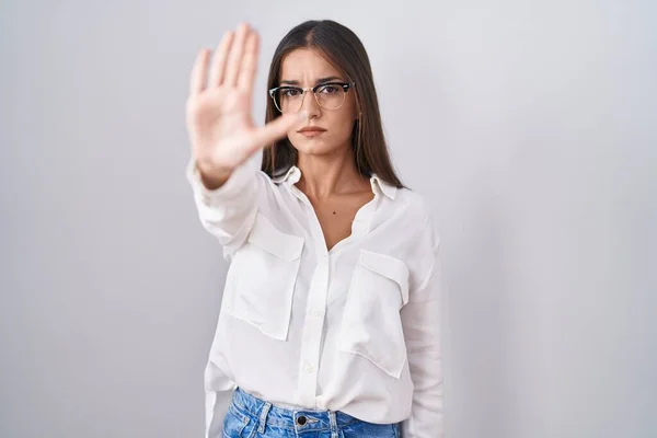 Young Brunette Woman Wearing Glasses Doing Stop Sing Palm Hand — Zdjęcie stockowe