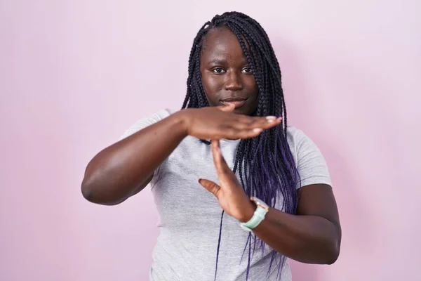 Joven Mujer Africana Pie Sobre Fondo Rosa Haciendo Gesto Tiempo —  Fotos de Stock