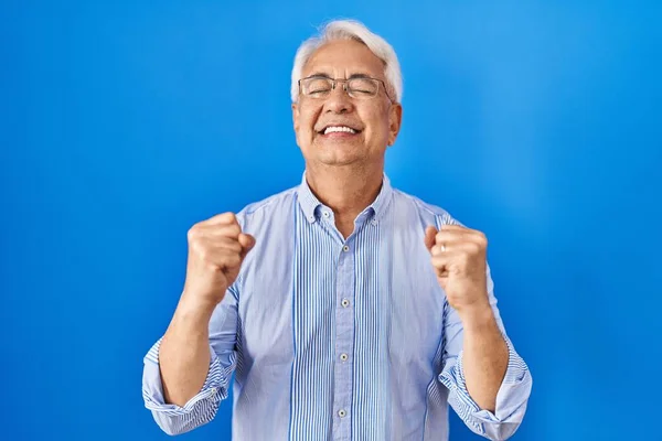 西班牙裔老人戴着眼镜 高举双臂 兴奋地期待胜利 闭目笑着庆祝胜利 获奖者概念 — 图库照片