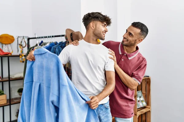 Junges Hispanisches Paar Lächelt Glücklich Und Hält Hemd Kleidergeschäft — Stockfoto