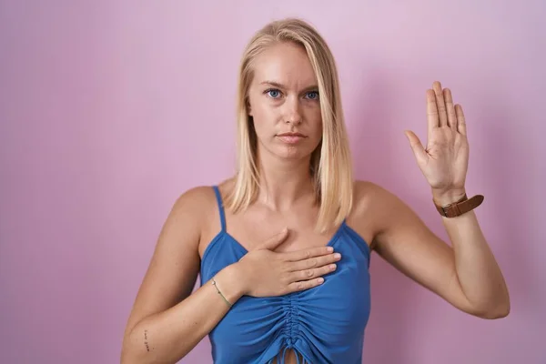 Young Caucasian Woman Standing Pink Background Swearing Hand Chest Open — Stock Photo, Image