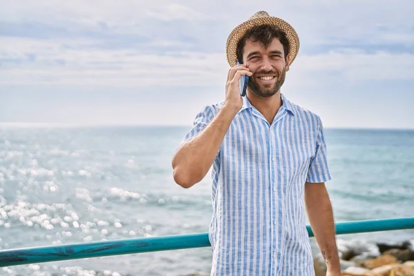 Молодой Латиноамериканец Улыбается Счастливо Разговаривая Смартфону Пляже — стоковое фото
