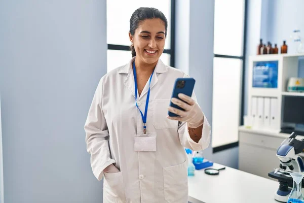 Jovem Hispânica Vestindo Uniforme Cientista Usando Smartphone Laboratório — Fotografia de Stock