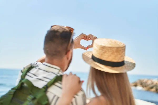 Άνδρας Και Γυναίκα Τουριστικό Ζευγάρι Κάνει Χειρονομία Καρδιάς Στην Παραλία — Φωτογραφία Αρχείου