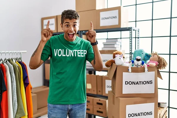 Young Handsome Hispanic Man Wearing Volunteer Shirt Donations Stand Smiling — Stock Photo, Image