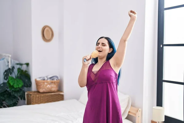 Ung Kaukasisk Kvinna Sjunger Sång Med Pensel Som Mikrofon Sovrummet — Stockfoto