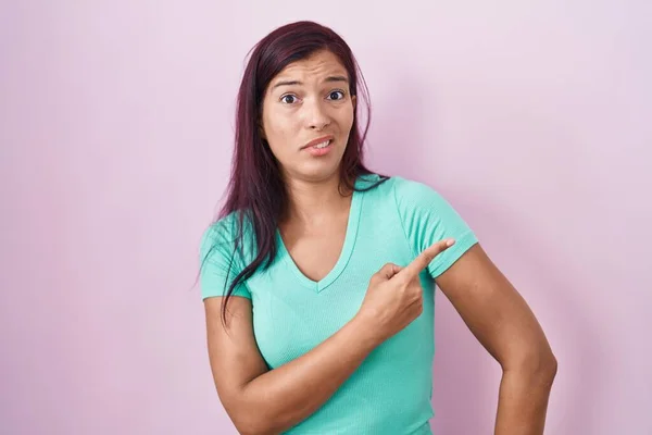 Tânăra Femeie Hispanică Stând Fundal Roz Arătând Deoparte Îngrijorată Nervoasă — Fotografie, imagine de stoc