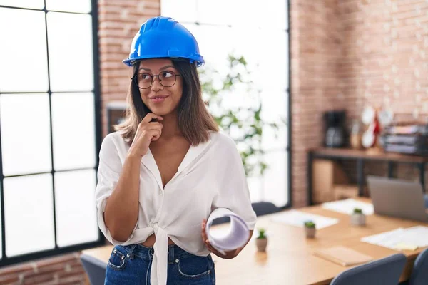 Hispanic Young Woman Wearing Architect Hardhat Office Serious Face Thinking — 图库照片