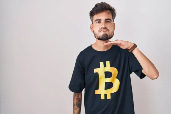 Joven Hombre Hispano Con Tatuajes Con Camiseta Bitcoin Cortando Garganta —  Fotos de Stock